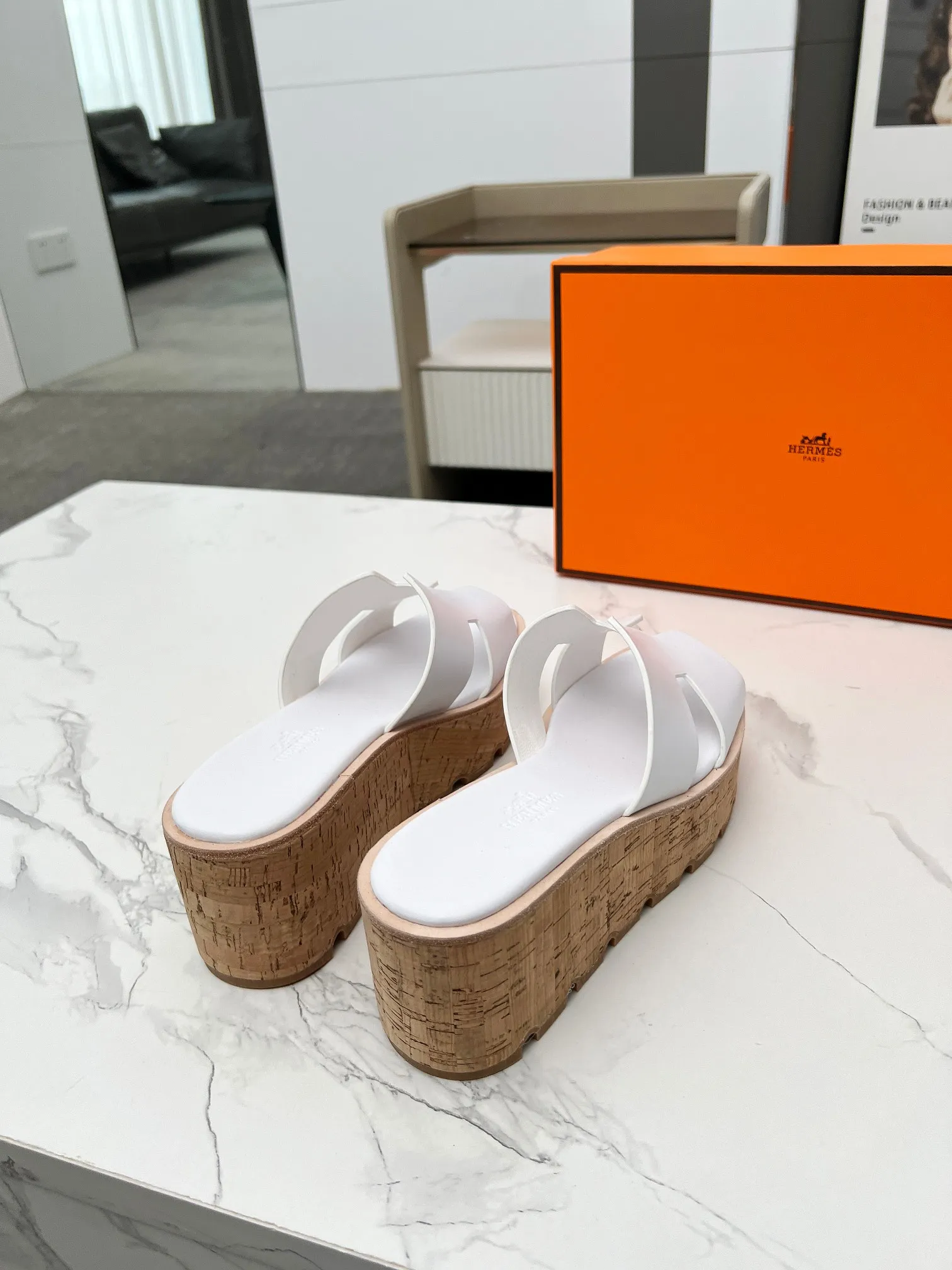👟👟Ex-factory price 400👟👟 Hermès, upgraded version and workmanship materials. Hermes®🔴The highest version of handmade shoes on the market✨✨ Top product Hermès platform shoes🐎——————————The new model in early spring is the same as the original version, handmade by masters! ❥High-end customization, exclusive products, the highest version in the industry⚠❥Using: Hermers upper: Italian imported cowhide + sheepskin lining (pursuing top walking comfort) ✨～～〰〰〰〰❥ Packing: full set of original packaging━━━━Hermes━━━━━ size: 35-41 (42) customized and non-returnable)